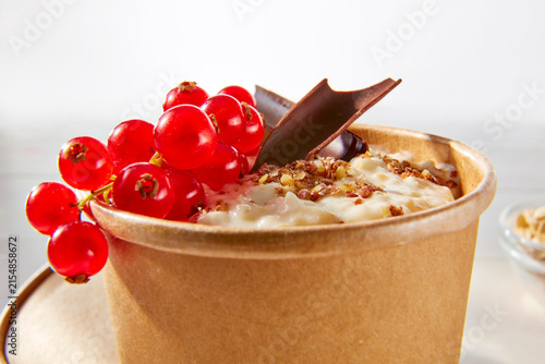 Müsli, Beeren, Vanilieshake, Sahnehaube, Caramelsauce, essen, gesund, frisch, vegetarier, köstlich