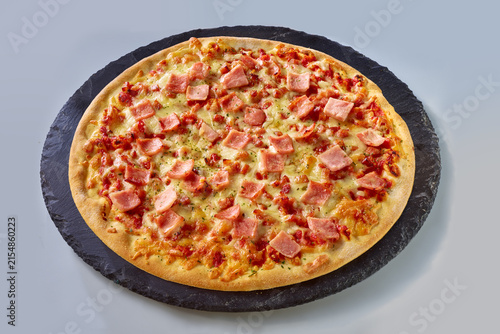 Pizza, Tomaten, Mozzarella, schwarzen Oliven, Basilikum, pizza, essen, cheese, italiener, baked, isoliert, abendessen, pfeffer, mozzarella, schinken, crust, salami, lecker, feinschmecker, köstlich, te