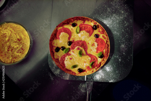 Pizza, Tomaten, Mozzarella, schwarzen Oliven, Basilikum, pizza, essen, cheese, italiener, baked, isoliert, abendessen, pfeffer, mozzarella, schinken, crust, salami, lecker, feinschmecker, köstlich, te