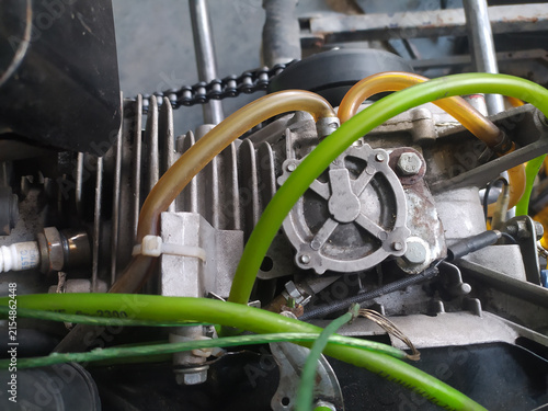 Fotografía A close-up of a carburetor, revealing the complex system of hoses, fittings, and metal components