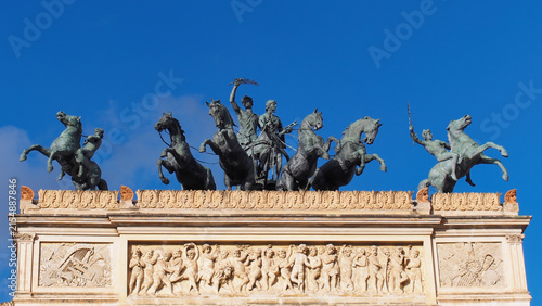 Quadro su tela Bronze quadriga statue and rearing horses atop Teatro Politeama Garibaldi in Pal