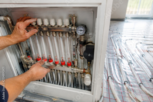 Instalación de un sistema de calefacción por suelo radiante en una habitación moderna en otoño
