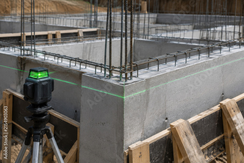 Construcción de una base de concreto con herramientas de medición en un sitio de obra