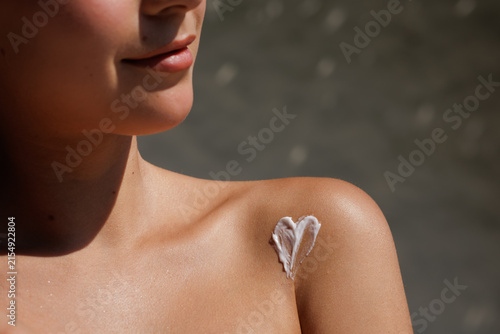 Foto Close-Up of Skin Care Cream in Heart Shape on Shoulder