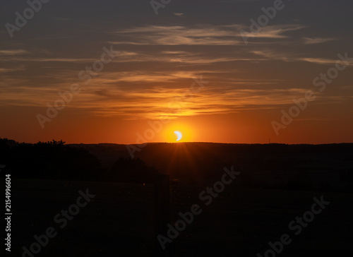 Die partielle Sonnenfinsternis, kurz vor Sonnenuntergang, in Bayern war die Sonne fast zu 90 % bedeckt