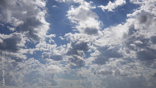 Fotografía Dramatic cumulus clouds over ocean horizon on a sunny day
