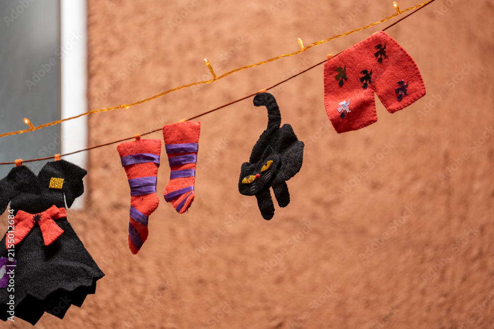 Fototapeta premium acercamiento a decoración de noche de brujas hecha con fieltro