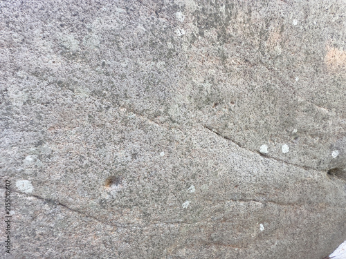 Foto Close-up of a rough gray natural stone surface with subtle cracks, speckles and weathered details creating an organic textured background