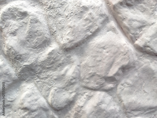Fotografía Close-up of a white painted stone wall featuring irregular rocks, uneven masonry and rough surface details