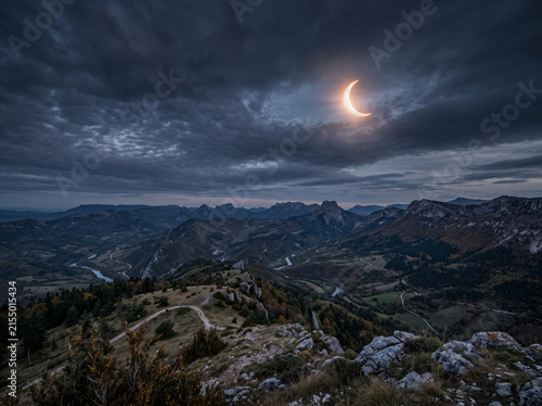 Eclipse de soleil, avec vue sur un paysage de montagne