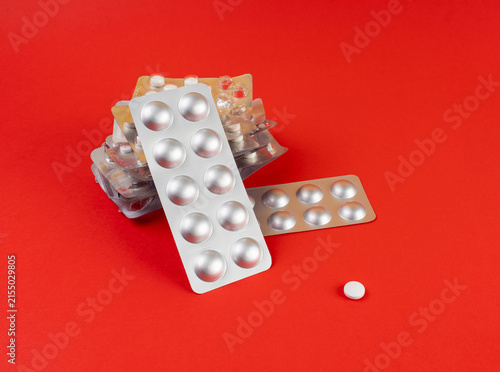 Foto Pill Blister on Color Background, Silver Medicine Capsule Package, Drugs Packagi