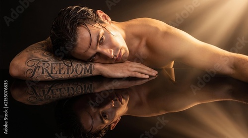 Junger Mann mit Tattoo 