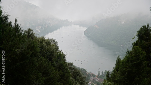 Fotografía Aerial view of Foggy morning over Nainital Lake with ducks swimming amidst lush