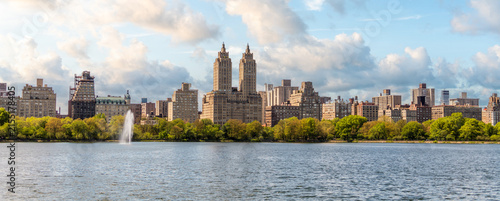 Canvastavla New York Skyline panorama with Eldorado building and reservoir with fountain in
