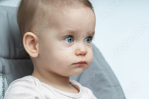 Foto Baby's thoughtful expression caught in a close-up