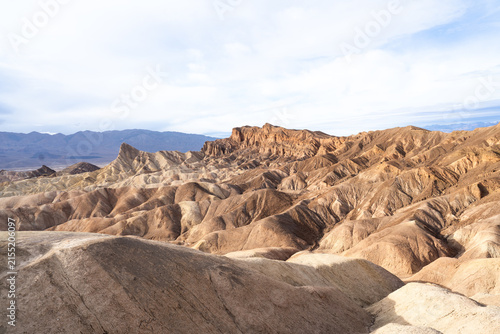 Foto Desert Rock Formations and Rugged Badlands in Death Valley