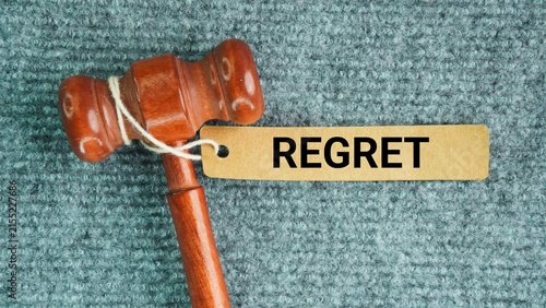 Foto Hammer the judge with the word regret