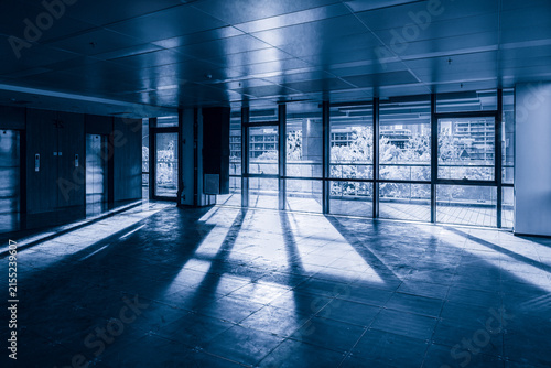 Cuadro en lienzo Emptiness and Light: Capturing the Serenity of an Unoccupied Urban Workspace