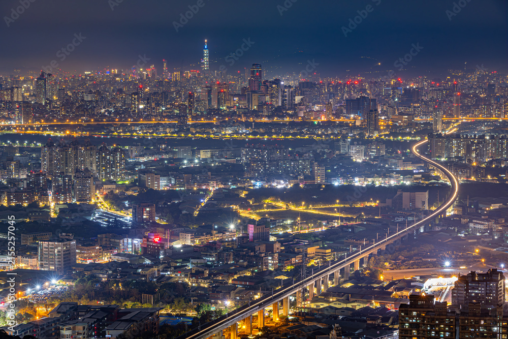 Obraz premium Taipei skyline and elevated highway leading toward Taipei 101 at night