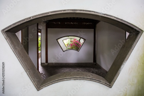 Canvastavla Traditional courtyard interior with fan-shaped window and flower view