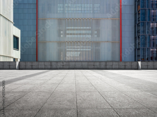 Striking Modern Architecture: A Fusion of Glass and Concrete Elements in Urban Landscape