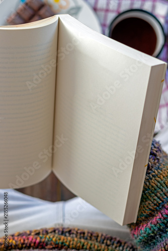 Foto Close up vertical shot of open book with blank white pages during cozy reading t