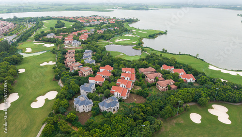 Konstfotografi Aerial view of lakeside villa community adjacent to golf‑course green land