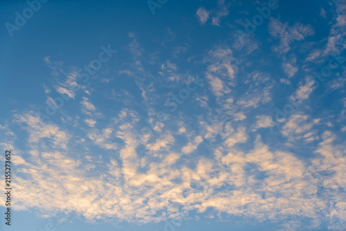 Quadro su tela Beautiful altocumulus cloud formations on a vibrant blue sky background