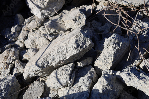 Foto Broken concrete structures with steel rebar at construction site.