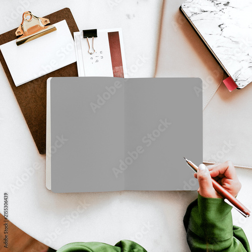 Foto Creative workspace with blank notebook photo, suitable as mockup