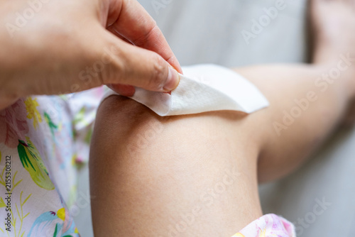 Cuadro en lienzo Peel the medicated patch off the knee.