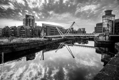 Quadro su tela Monotone view of Knights Way Bridge and Leeds Lock on the River Aire surrounded