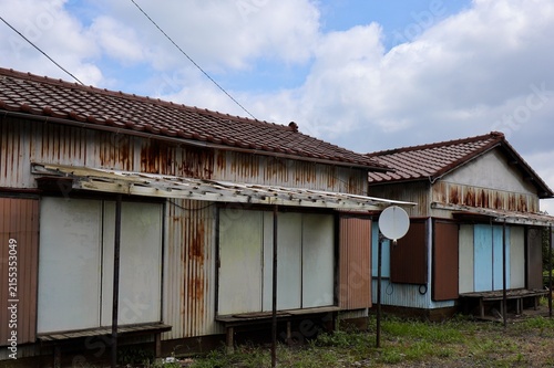 昭和時代中頃に建てられた貸家と呼ばれる日本の賃貸住宅　空き家