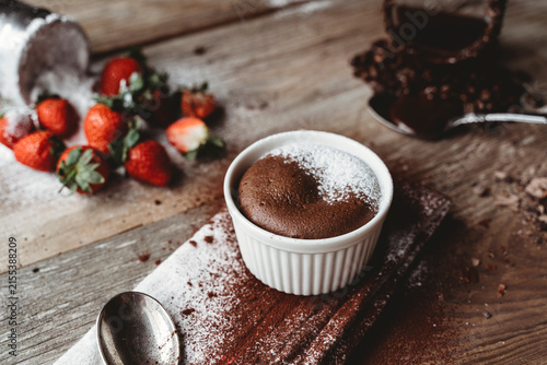 Konstfotografi Fresh baked chocolate souffle with strawberries