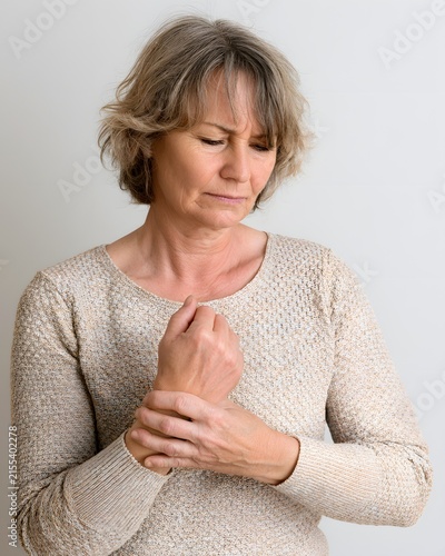 Tenderly soothing sore wrist