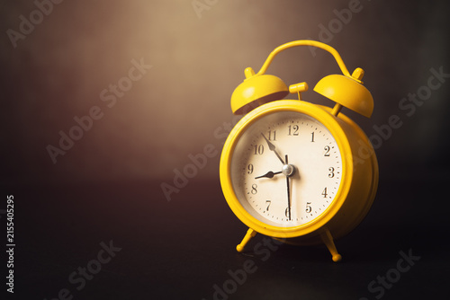 Konstfotografi alarm clock on dark background. Copy space for text.