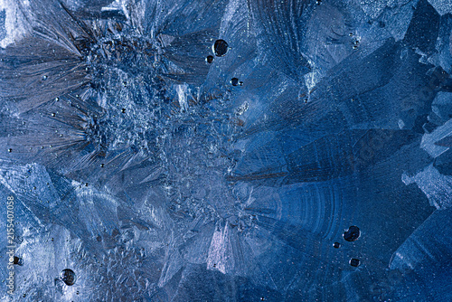 Foto Close up view of frosty ice patterns and blue crystal textures on glass