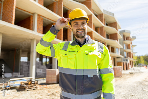 Cuadro en lienzo Professional male builder in yellow safety helmet posing