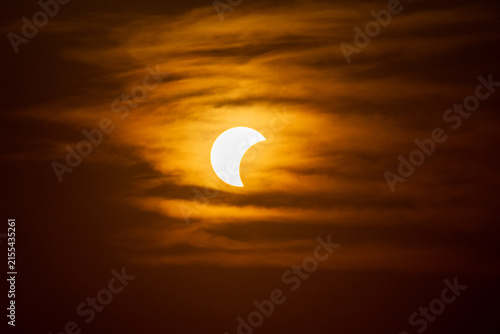 Foto solar eclipse the moon obscures the sun sunset in the mountains