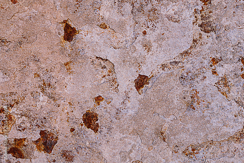 Foto The background of an old metal sheet, a layer of hardened mortar stuck to it, through which rusty red areas of iron oxide appear