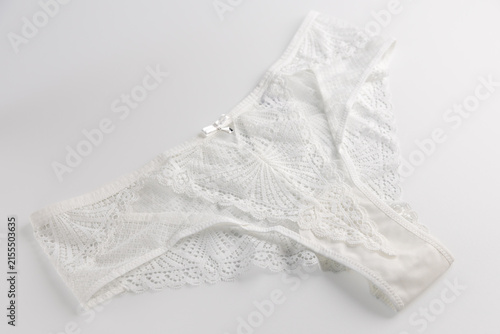 Foto White lace womens panties on soft fabric bridal underwear concept