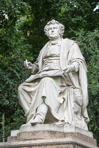 Fotografie The marble statue of the great musician Franz Schubert in the city park, Vienna,
