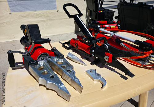 Foto Hydraulic rescue tools equipment array display on table outdoor in daylight, fea