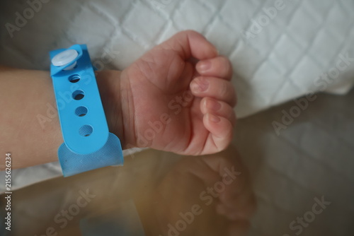 Foto A close‑up view of a newborn baby’s hand with tiny delicate fingers and soft skin texture