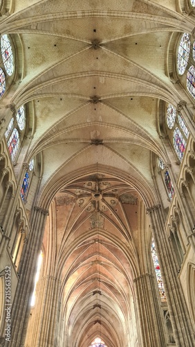 Canvas Print La magnifique voûte gothique de la cathédrale Saint-Étienne d'Auxerre et ses ver