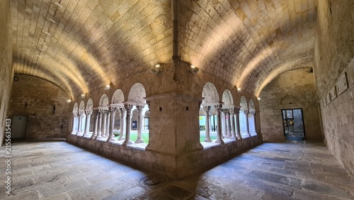 Bild auf Leinwand Le magnifique cloître roman du monastère de Saint Père de Galligants (Sant Pere