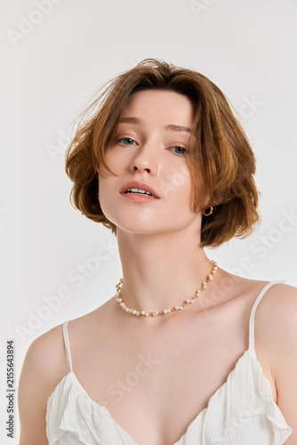 Foto Elegant young woman showcasing trendy style with effortless charm and beauty