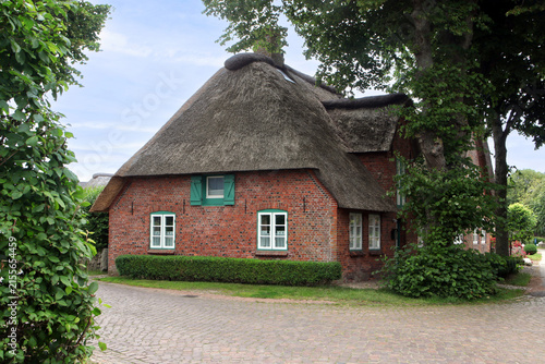 reetgedecktes friesenhaus aus backstein