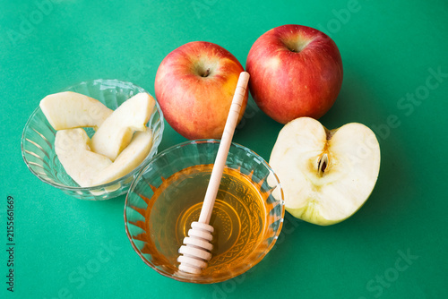 Fotografie Traditional Rosh Hashanah Jewish New Year Ritual with Fresh Red Apples and Honey