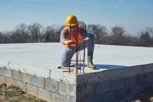 Foto Construction worker working outdoors on a construction site.